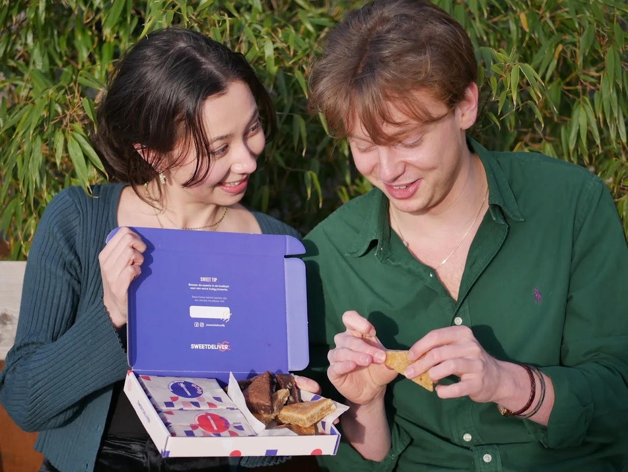 Twee mensen die samen brownies aan het eten
